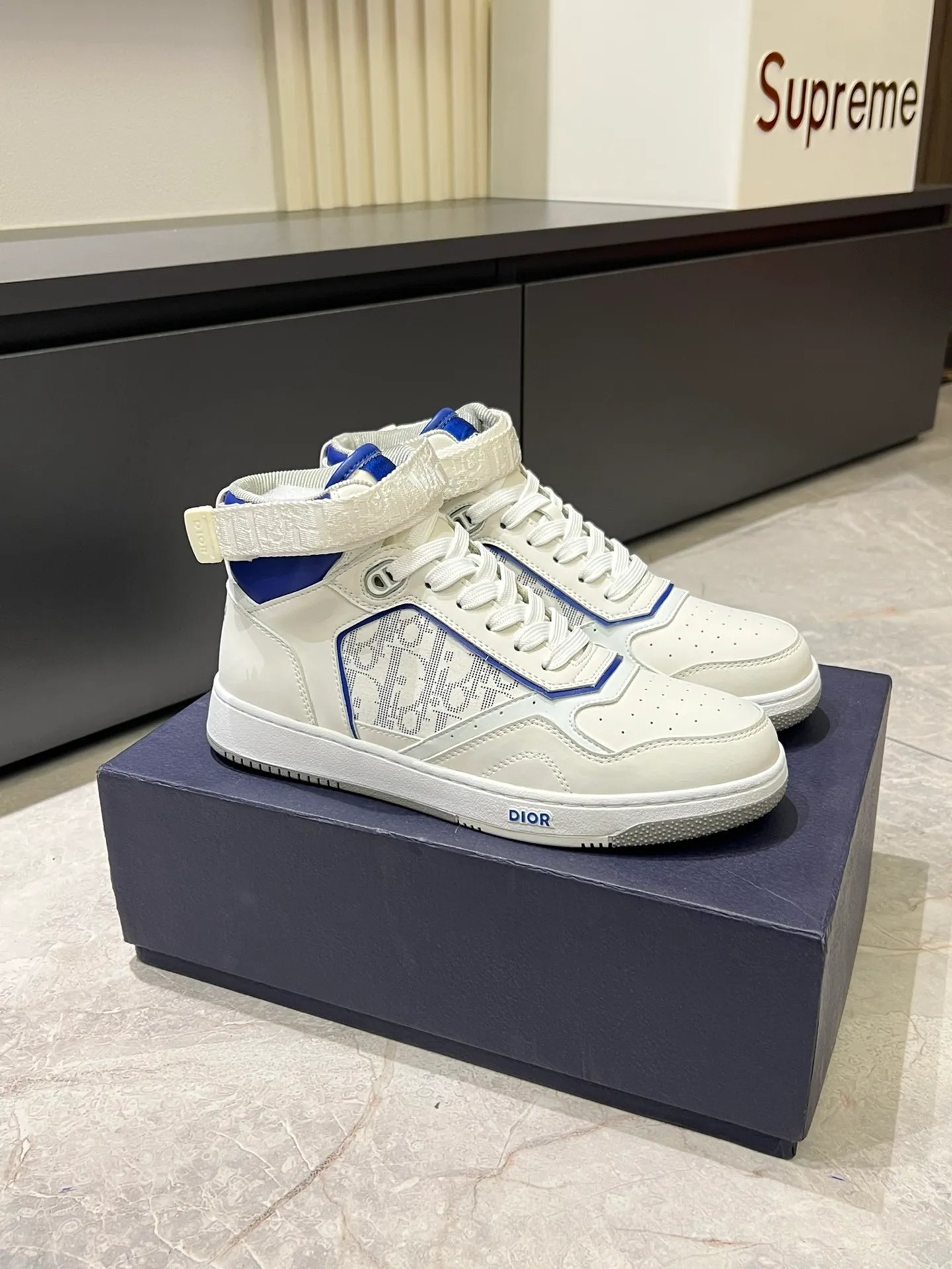 Men's shoes 💰p460 "Dio*" mid-top B27 casual sneakers. This B27 high-top sneaker is a new product in the series and continues Di*r's classic style. Crafted from gray and white smooth calf leather with beige and black Oblique print panels on the sides. The "CD Icon" shaped shoelace eyelets are clever and delicate, and the two-color rubber sole, rear collar and heel are all equipped with the brand's iconic details to enhance the style. Oblique printed straps at the ankle allow for an adjustable fit to complement the overall design. Fashionable and versatile, it can complement any look. Create an exquisite design with unique dynamic vitality and modern atmosphere, presented in low-top and high-top styles. This new must-have shoe adds a new dimension to Dior's archive heritage, embodying modern elegance. Purchase the original version and make it 1:1. If you need top quality, please come to me! Male 38-44!